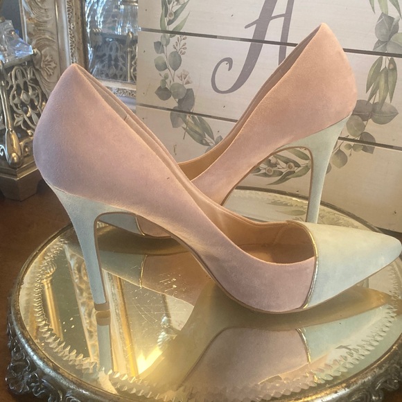 Signature Shoes - Vintage Signature Blush and Cream Dana Stiletto Heels Size 9